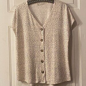 FLT Studio Sz L Blouse Button Up Cap Sleeve Cream/Gtay, Black Spots